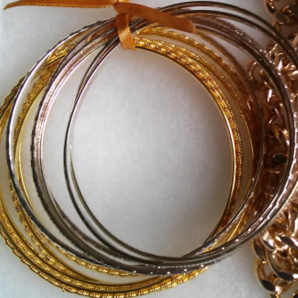 Jewelry Set: 10 Bangles, Tennis Bracelet Wht & Blk Faux Gemstones, Gld/Brs Chain - Picture 3 of 13